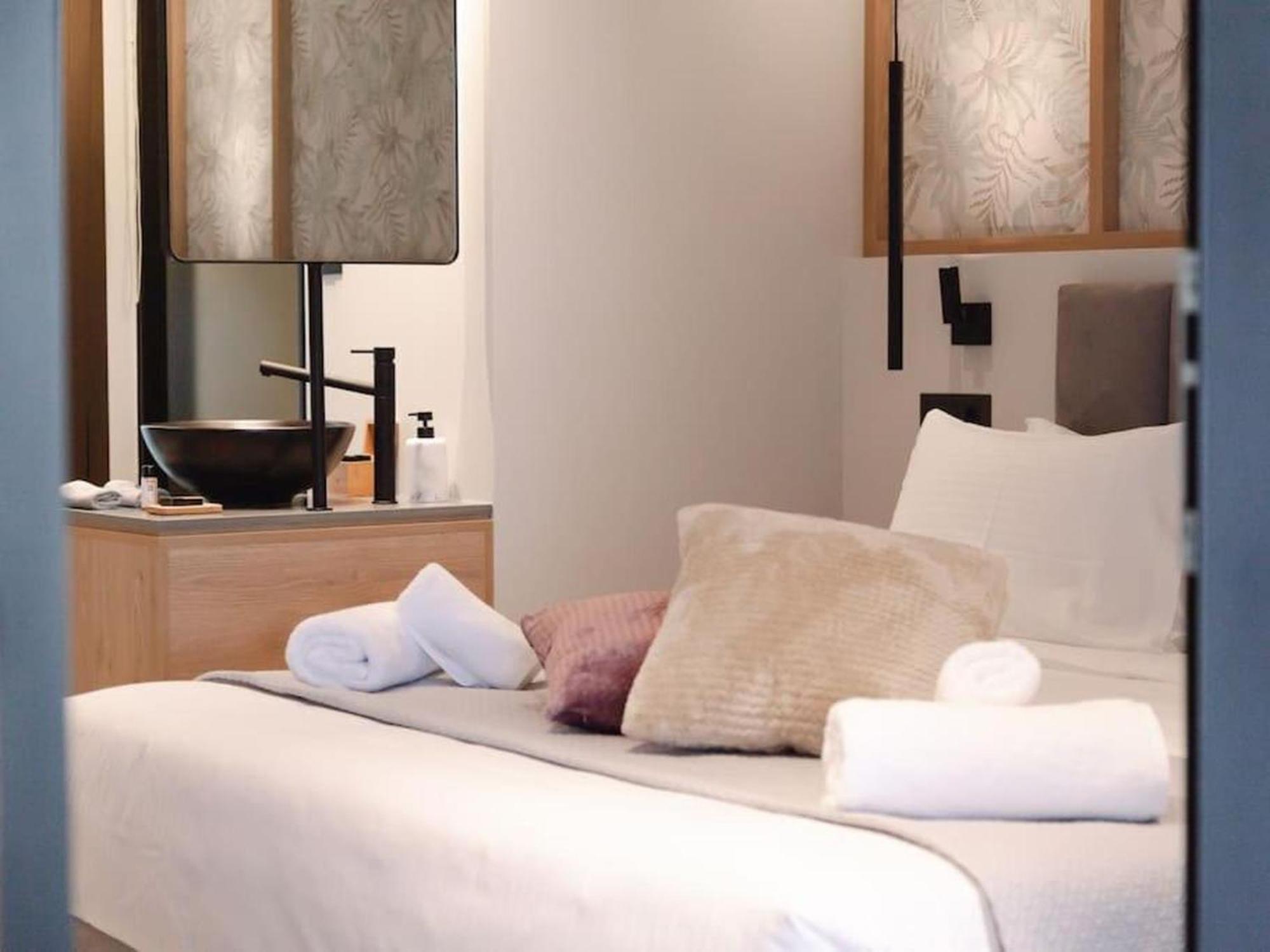 Orama Luxury Suite 3 Bedrooms With Private Pool แอร์ซอนิสซอส ภายนอก รูปภาพ